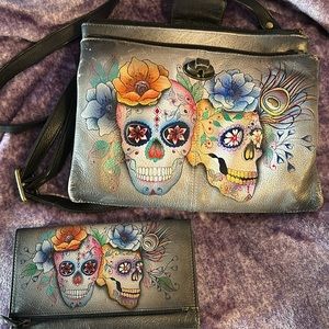 I am selling this purse and wallet because it’s time for a change.